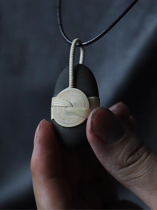 Bamboo editor, pebble necklace