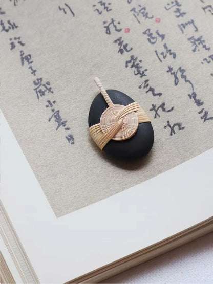 Bamboo editor, pebble necklace