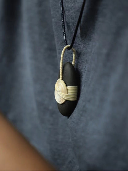 Bamboo editor, pebble necklace